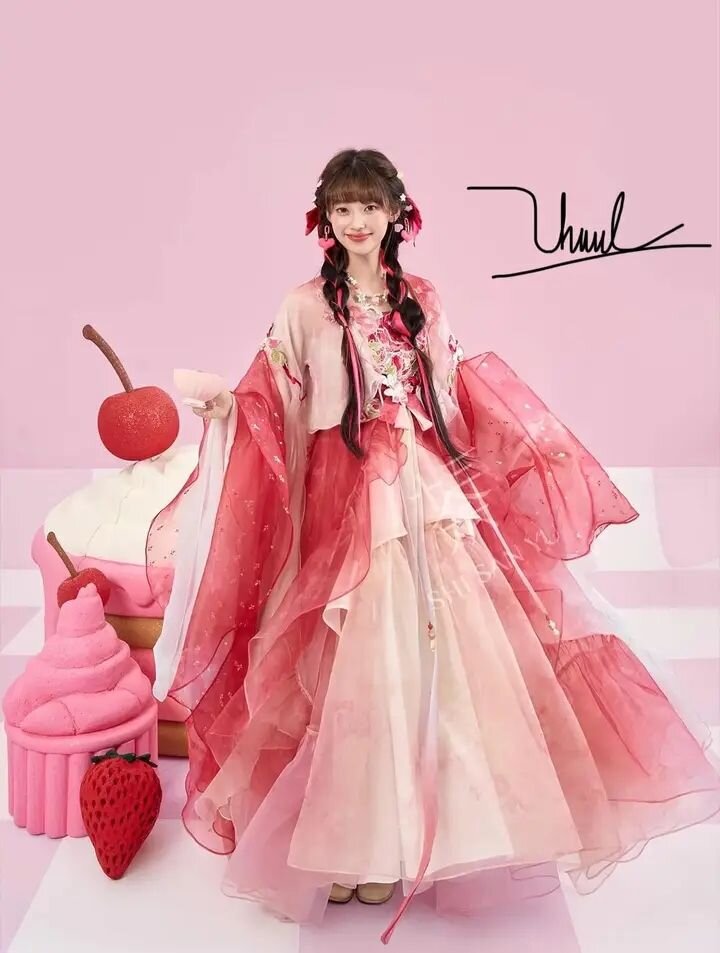 Summer Fashion for a 12-Year-Old Girl in Traditional Hanfu Style Summer Fashion for a 12-Year-Old Girl in Traditional Hanfu Style