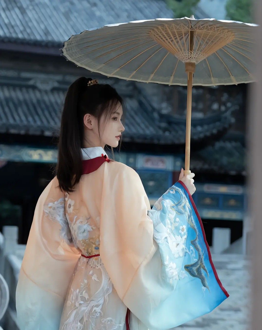 Embracing the New Chinese-Style Cheongsam as an Elegant Evening Outfit Embracing the New Chinese-Style Cheongsam as an Elegant Evening Outfit