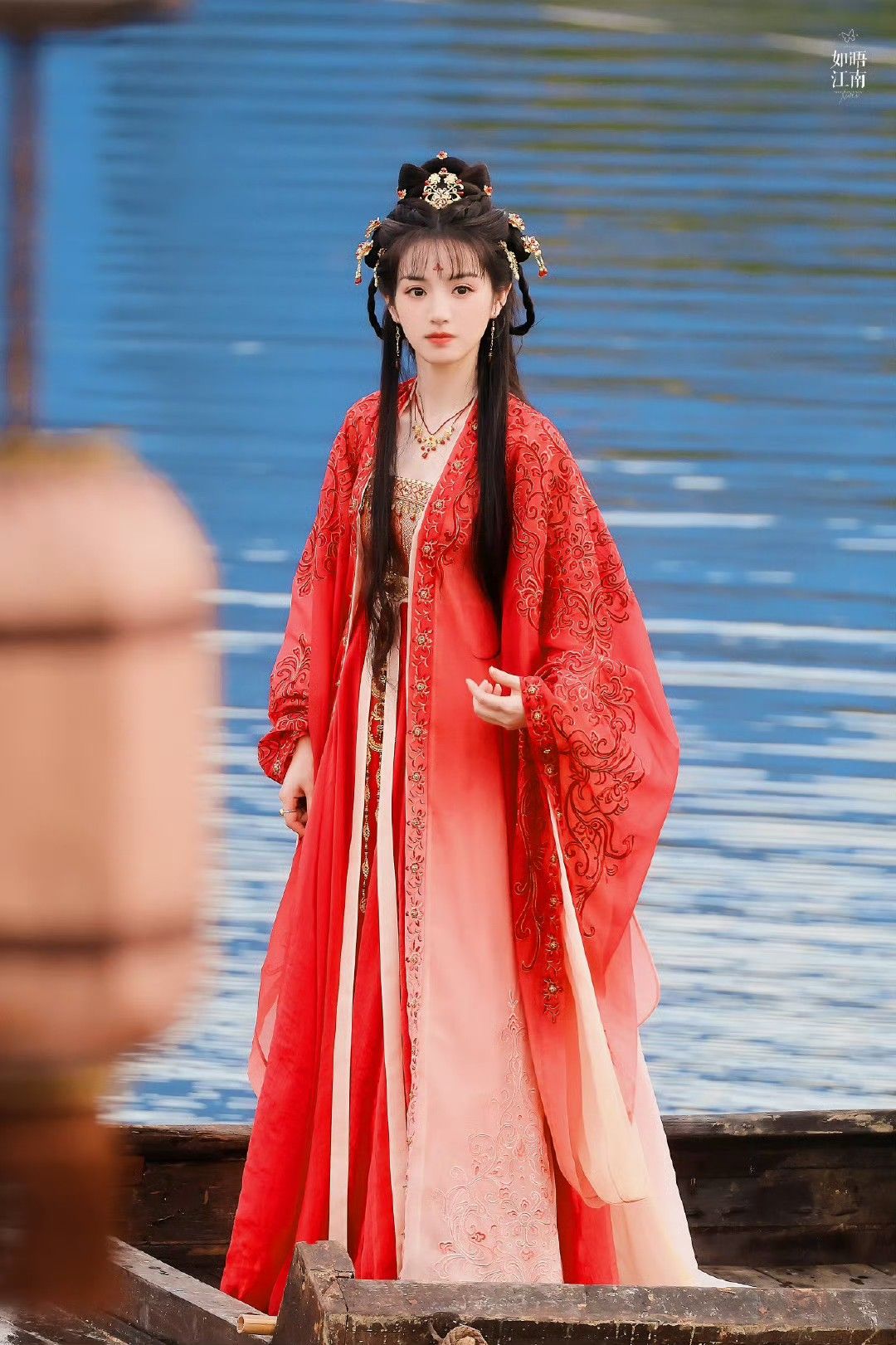 Tall and Elegant in a Red Horseface Skirt:The Long-lasting Fashion Statement Tall and Elegant in a Red Horseface Skirt:The Long-lasting Fashion Statement