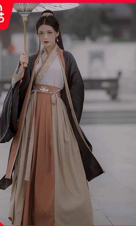 Winter Girls in Ancient Hanfu Costumes:A Journey Through Traditional Elegance Winter Girls in Ancient Hanfu Costumes:A Journey Through Traditional Elegance