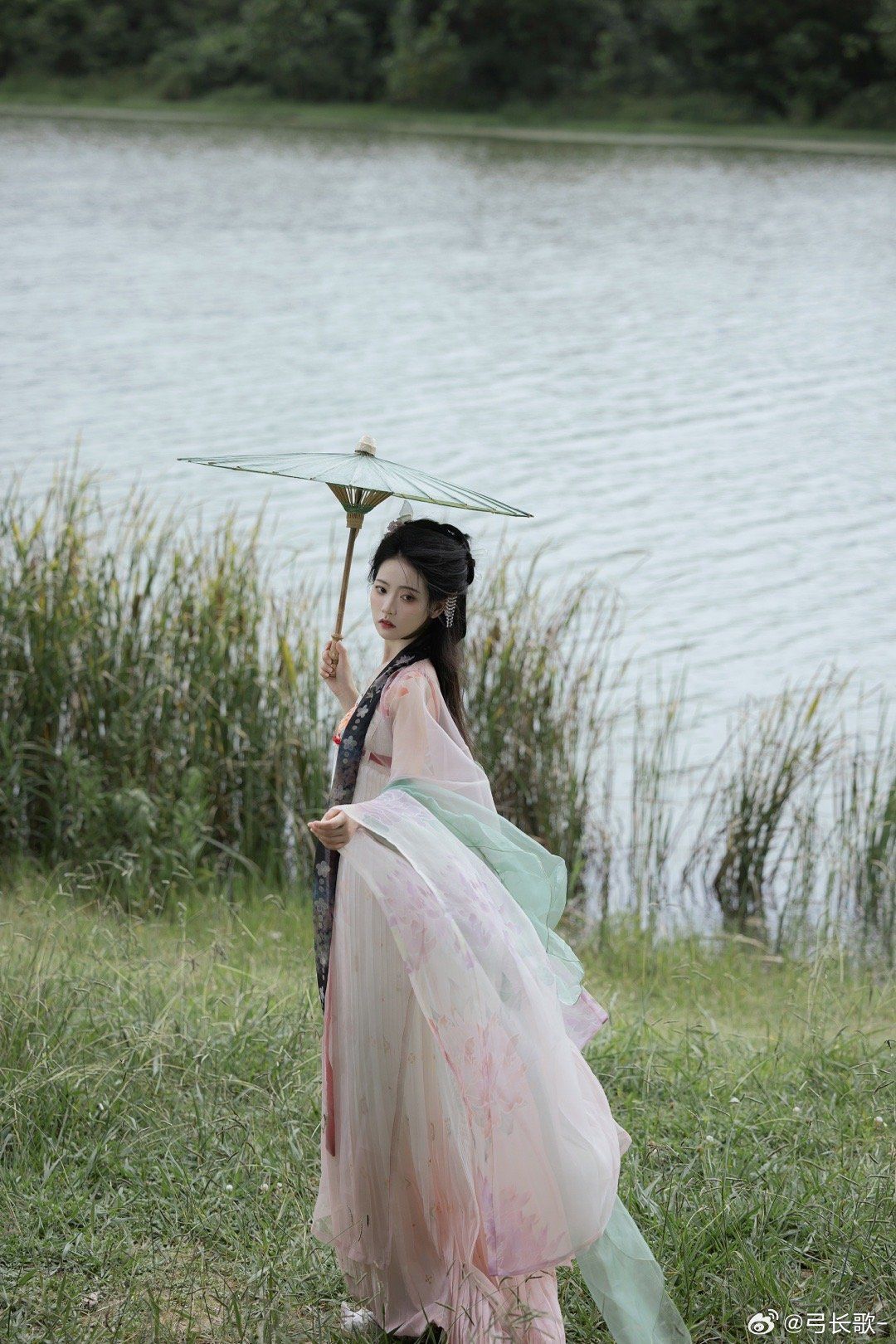 The Ming-Style Hanfu Clothing:Cross-Collared,Pipa Sleeves,and Cultural Continuity The Ming-Style Hanfu Clothing:Cross-Collared,Pipa Sleeves,and Cultural Continuity