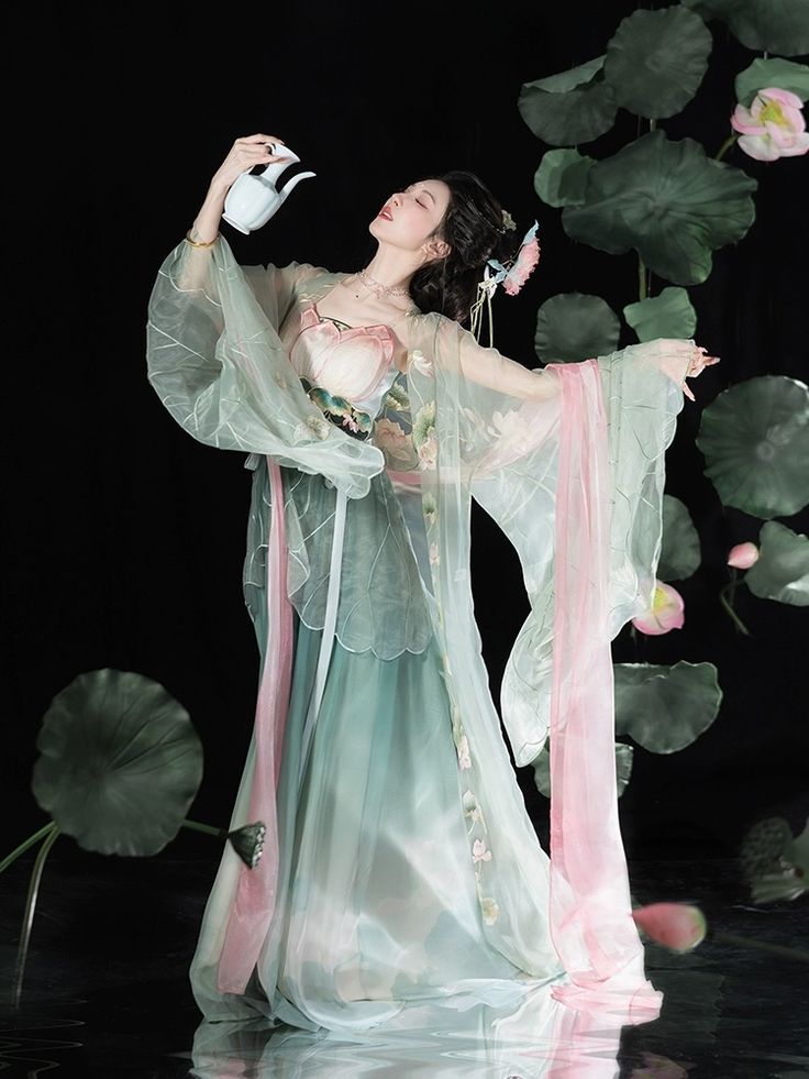Yun Mountain and Zhizhus Original Hanfu:A Journey into the World of Ru Yasong Yun Mountain and Zhizhus Original Hanfu:A Journey into the World of Ru Yasong