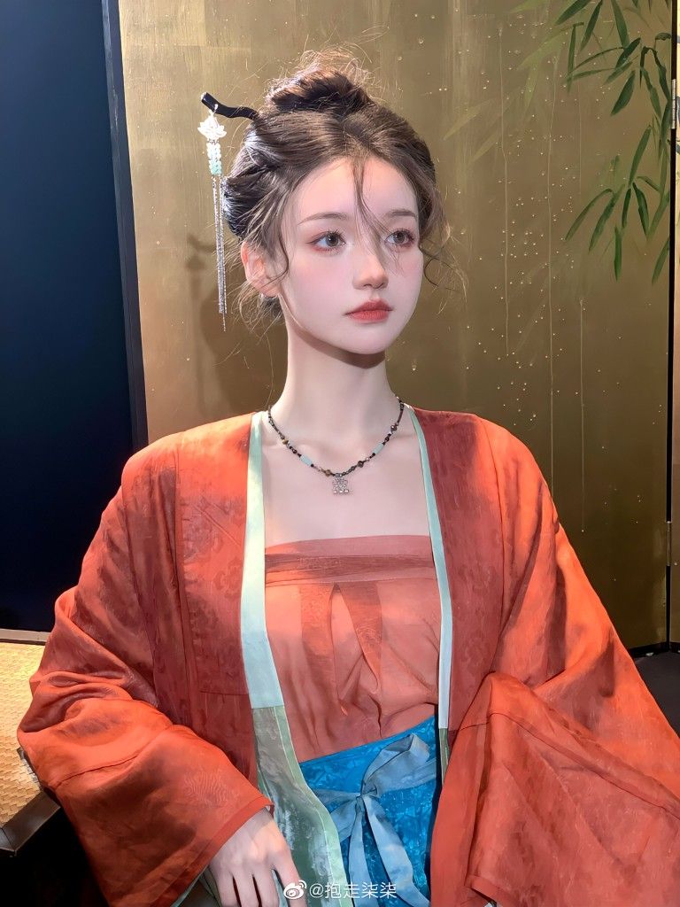 Embroidery on Hanfu Hair Bands:A Blend of Tradition and Art Embroidery on Hanfu Hair Bands:A Blend of Tradition and Art