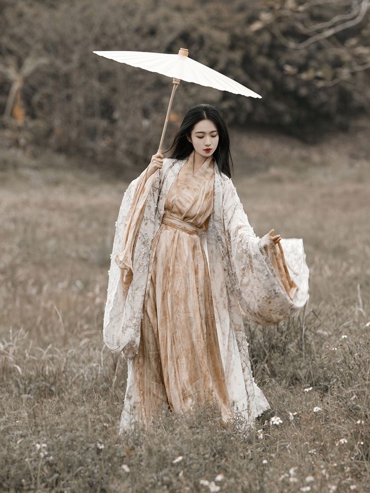 A Silk Hanfu Dress:Embracing Traditional Elegance in Modern Style A Silk Hanfu Dress:Embracing Traditional Elegance in Modern Style