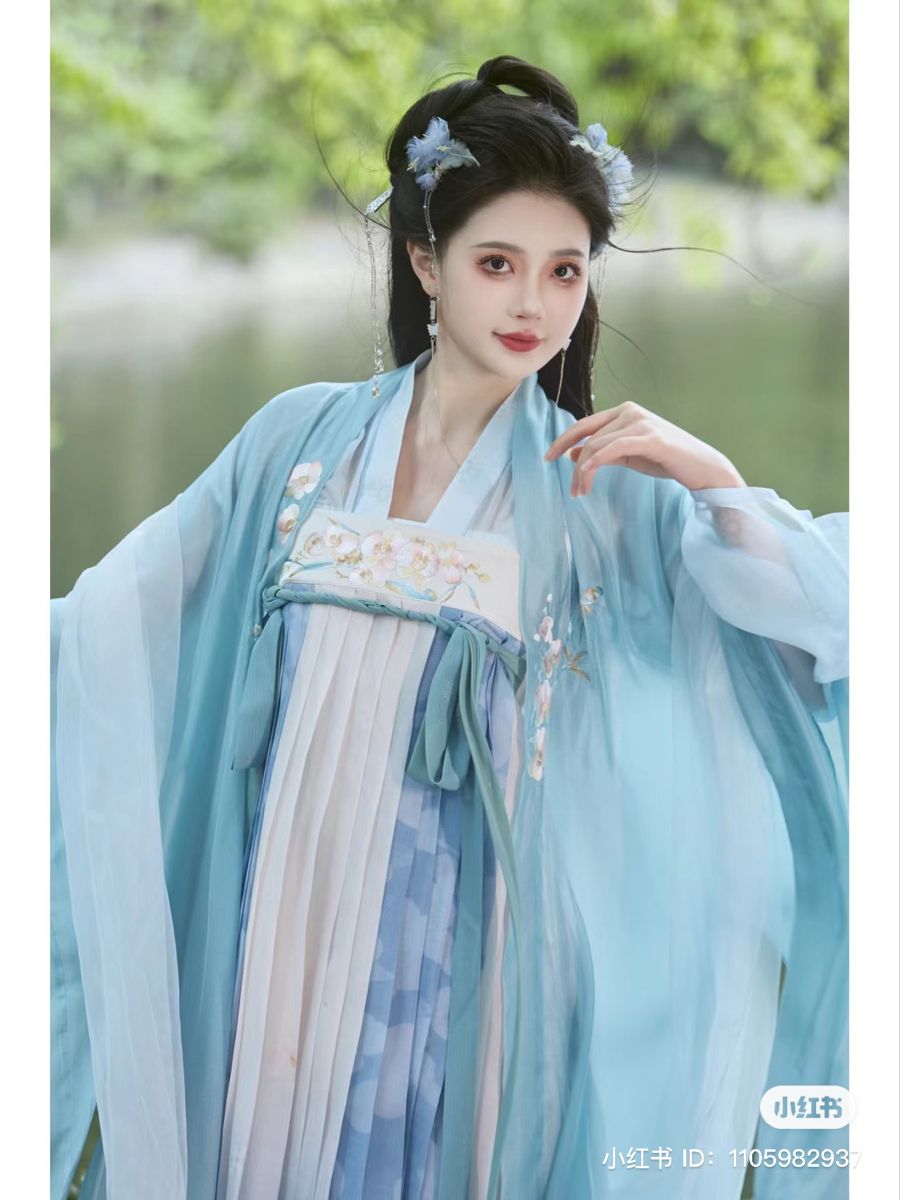 The Embroidery of Cheongsam Collars:A Study in Traditional Beauty and Craftsmanship The Embroidery of Cheongsam Collars:A Study in Traditional Beauty and Craftsmanship