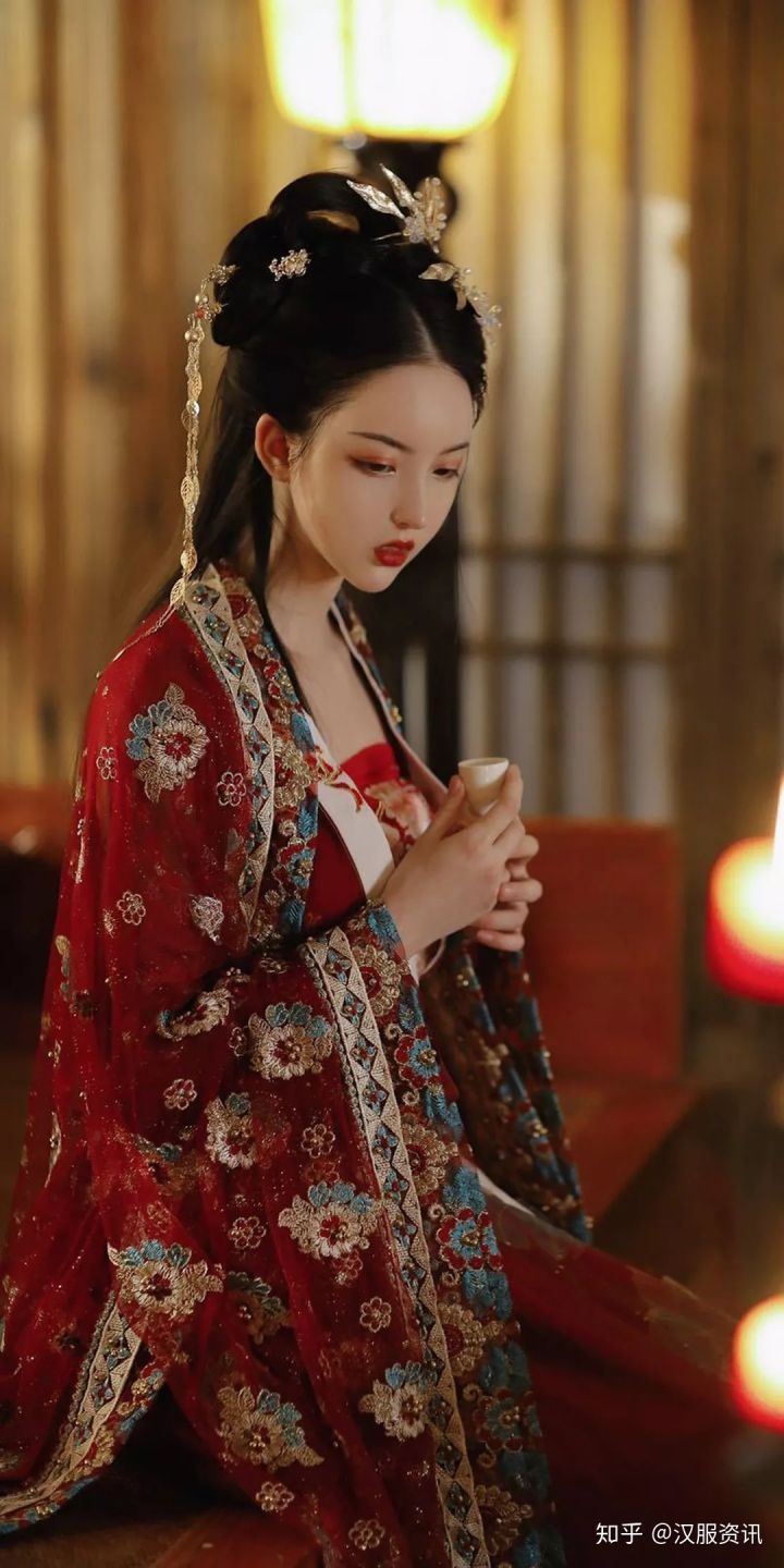 Chahan Xuanji:Exploring the Splendor of Chen Qianqians Hanfu Fashion Chahan Xuanji:Exploring the Splendor of Chen Qianqians Hanfu Fashion