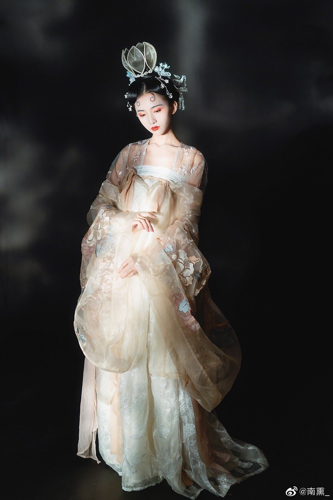 The Aristocratic Charm of Cheongsam The Elegance of Traditional Chinese Clothing The Aristocratic Charm of Cheongsam The Elegance of Traditional Chinese Clothing