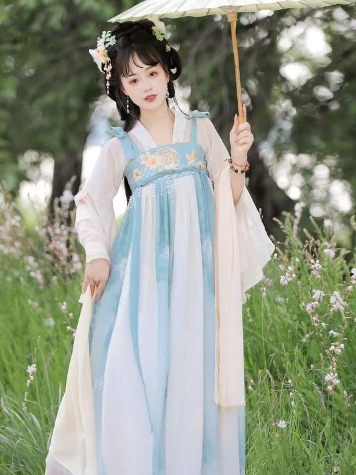 The Loose-fitting Cheongsam with Reverse-袖 Style:A Modern Perspective The Loose-fitting Cheongsam with Reverse-袖 Style:A Modern Perspective