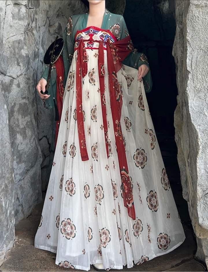 Elegance of Hanfu:A Dreamlike Journey into Traditional Chinese Splendor Elegance of Hanfu:A Dreamlike Journey into Traditional Chinese Splendor