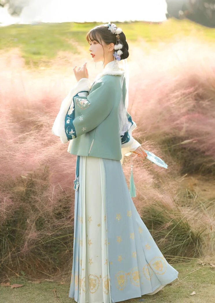 Plus-Size Beauty in a Cheongsam:Embracing the Curves of a 180-Pound Sister Plus-Size Beauty in a Cheongsam:Embracing the Curves of a 180-Pound Sister
