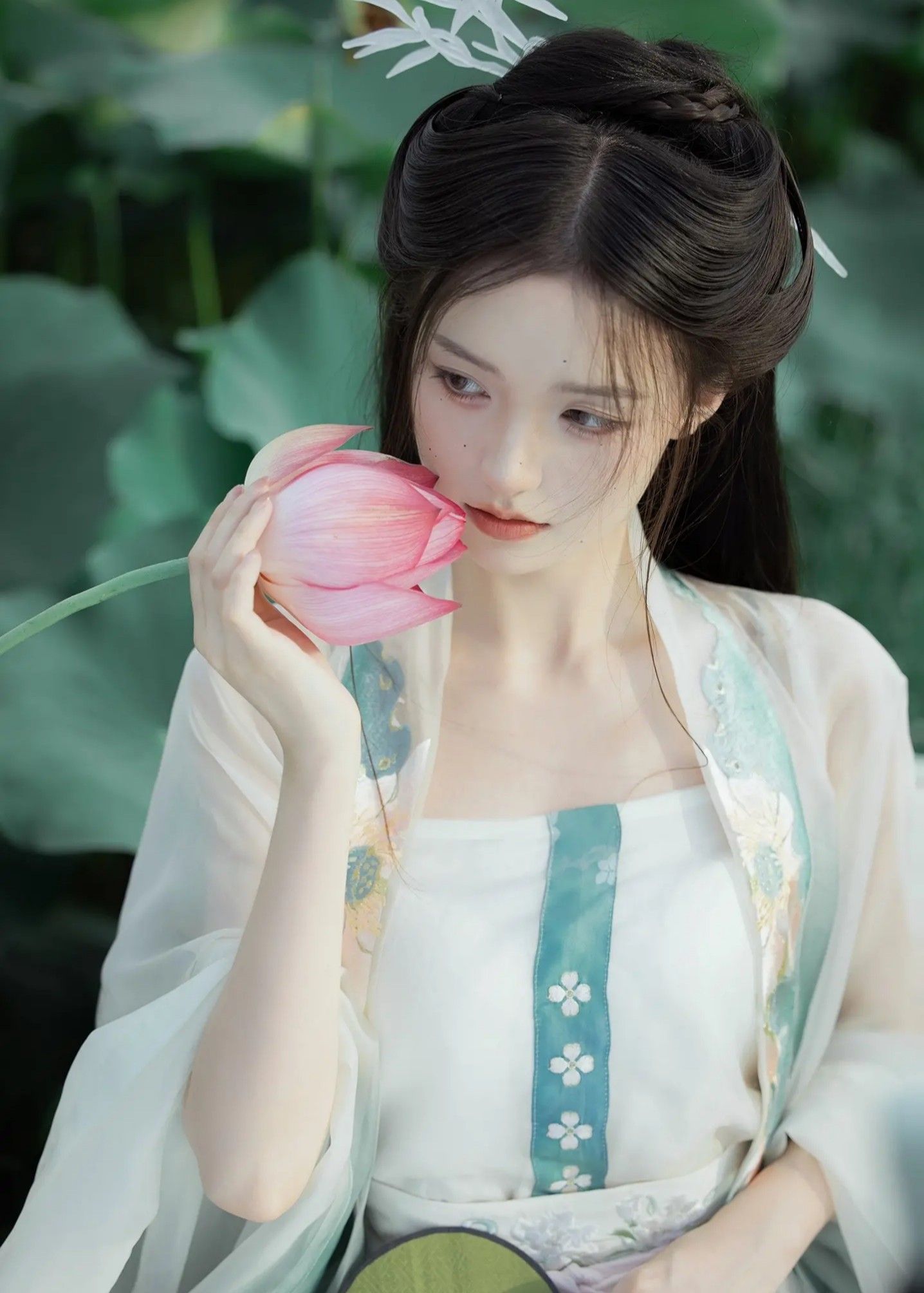 Ethereal Hair Accessories with Tassel Details in Hanfu Fashion Ethereal Hair Accessories with Tassel Details in Hanfu Fashion