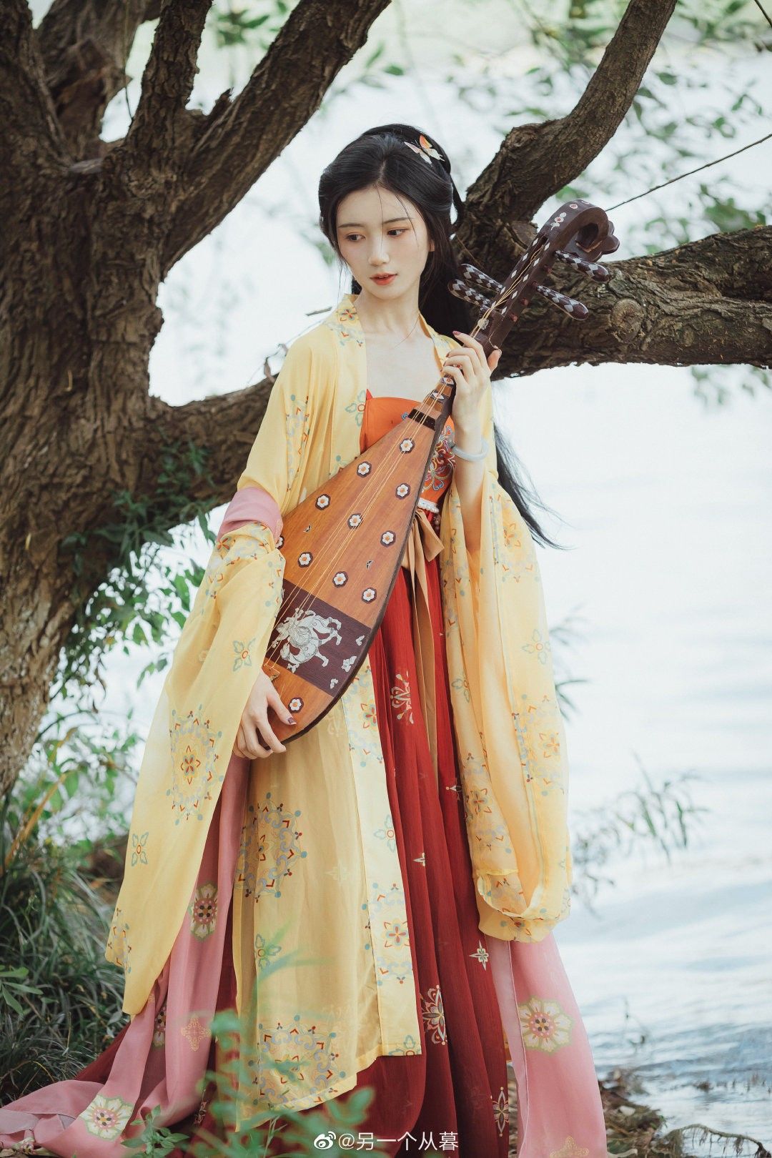 Embracing Traditional Elegance:The Sleeveless Cheongsam Blouse for Women Embracing Traditional Elegance:The Sleeveless Cheongsam Blouse for Women