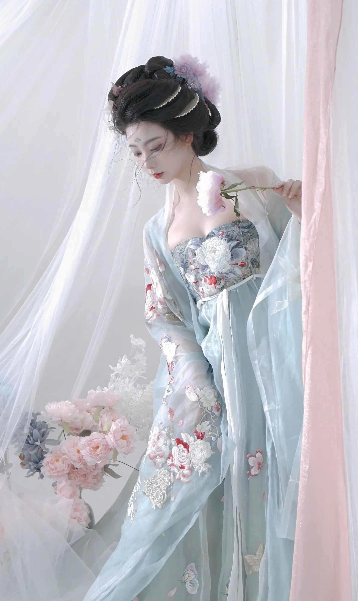 The Enchanting Journey of a West Princess in Traditional Hanfu童装 The Enchanting Journey of a West Princess in Traditional Hanfu童装