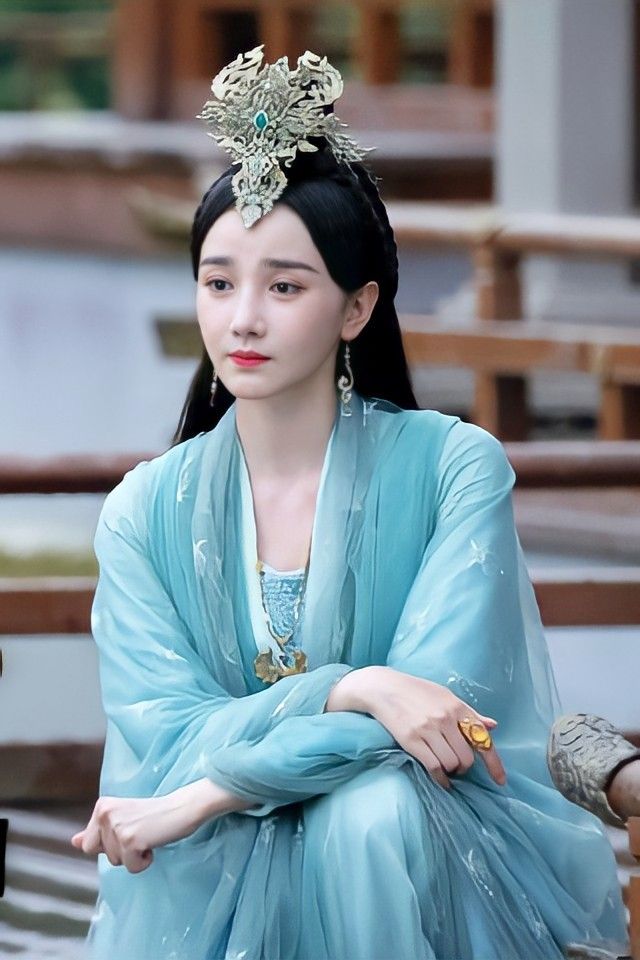 Scholarly Child in Traditional Hanfu:The Charm of a Bookish Girl in Hanfu Dress Scholarly Child in Traditional Hanfu:The Charm of a Bookish Girl in Hanfu Dress