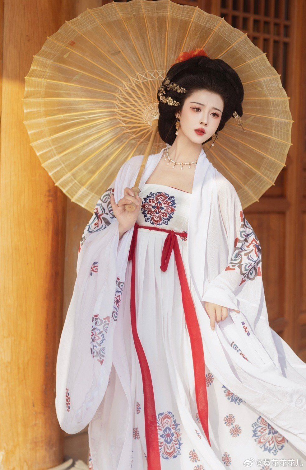 The Evolution of Qizi Skirt in Traditional Chinese Hanfu Fashion:An Original Perspective The Evolution of Qizi Skirt in Traditional Chinese Hanfu Fashion:An Original Perspective