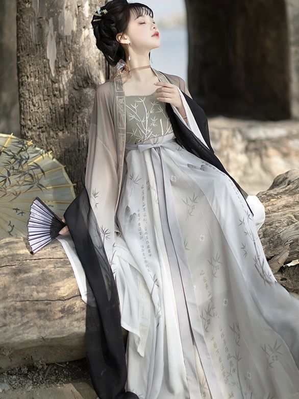 Dreamlike Splendor:The Splendor of Hanfu,the Traditional Chinese Clothing Dreamlike Splendor:The Splendor of Hanfu,the Traditional Chinese Clothing