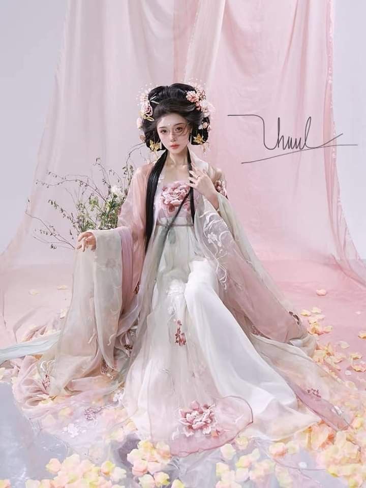 Embracing Traditional Chinese Elegance:拾贰原创汉服的 Journey into Cultural Revival Embracing Traditional Chinese Elegance:拾贰原创汉服的 Journey into Cultural Revival