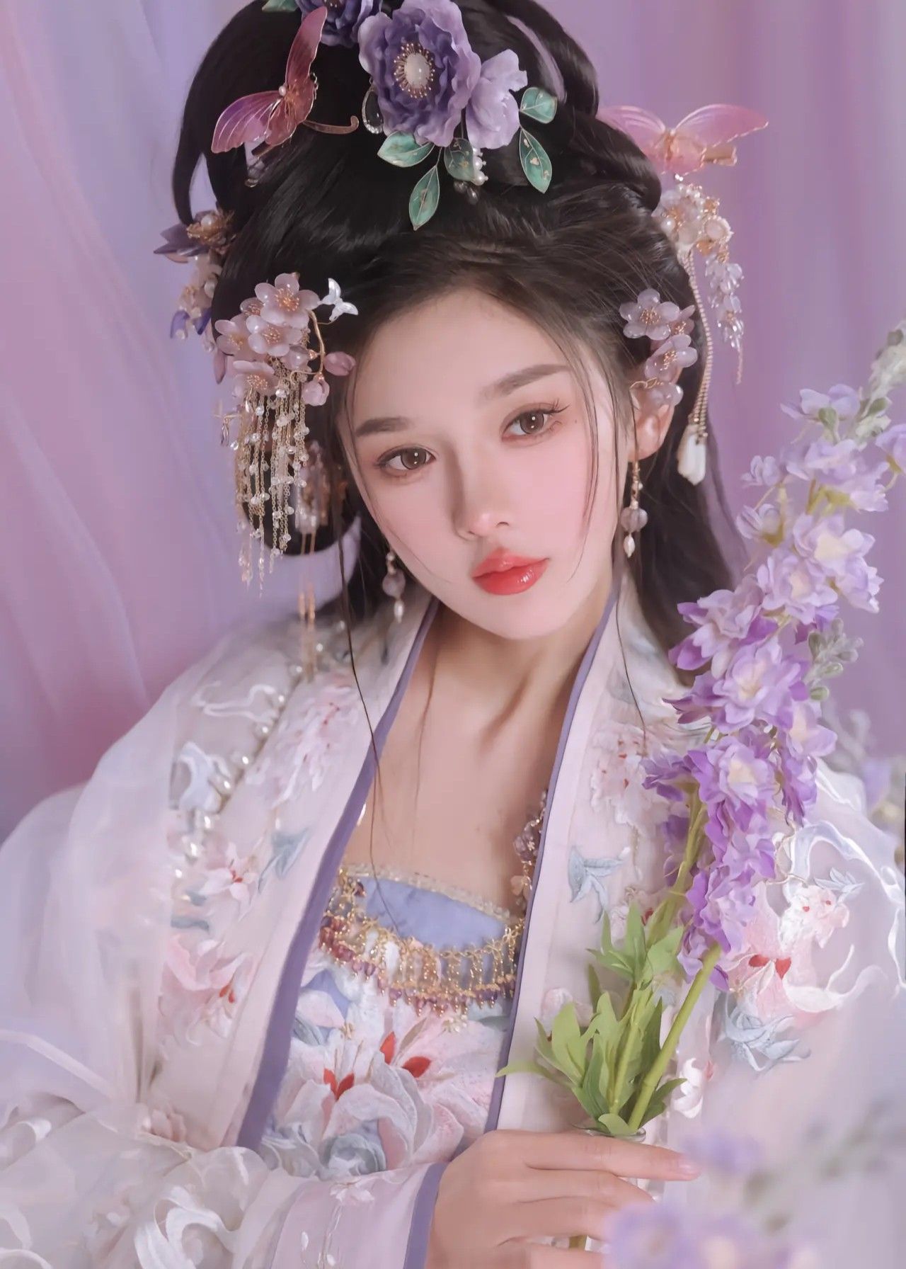 Embracing the Elegance of Cheongsam Despite Thick Legs Embracing the Elegance of Cheongsam Despite Thick Legs