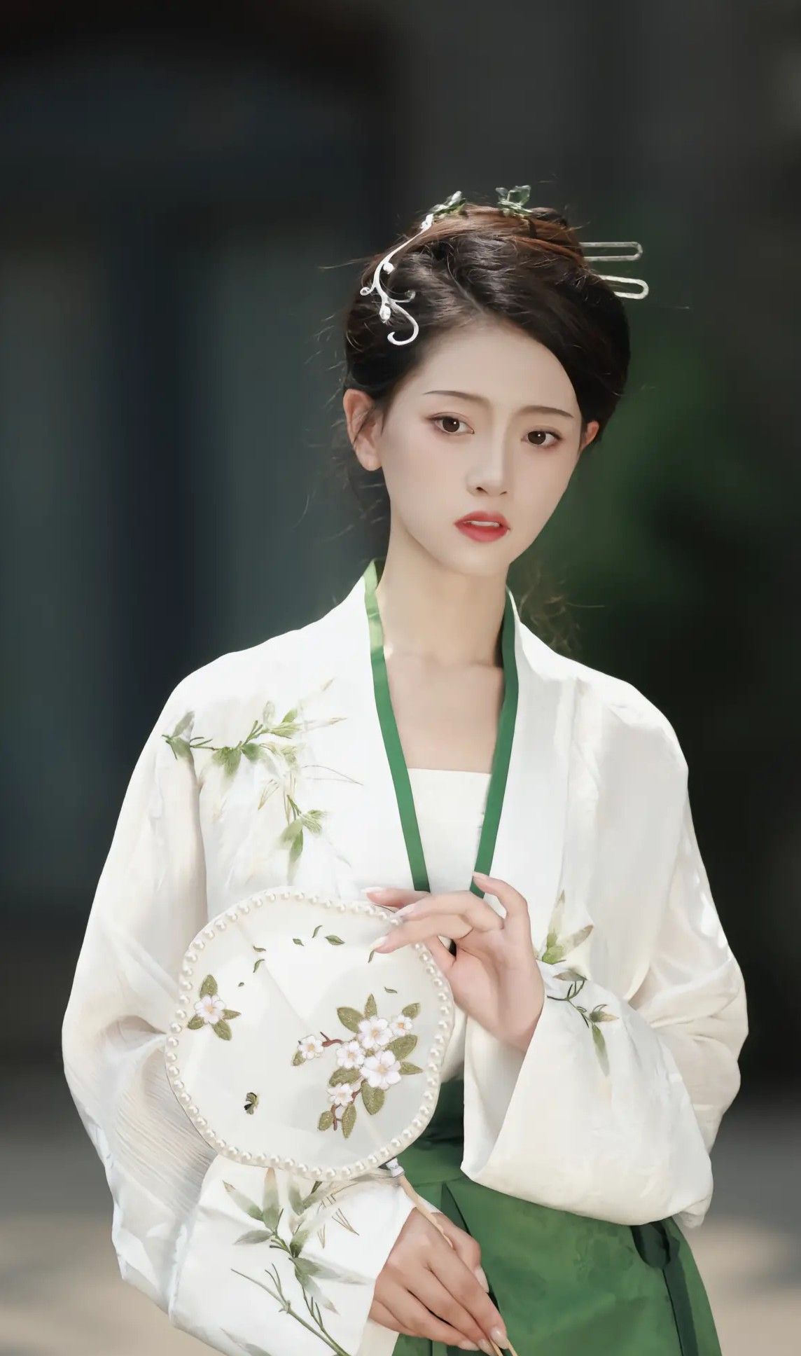 The Equestrian Style of Ma-Face Skirt and Hairdo:A Guide to Traditional Beauty The Equestrian Style of Ma-Face Skirt and Hairdo:A Guide to Traditional Beauty
