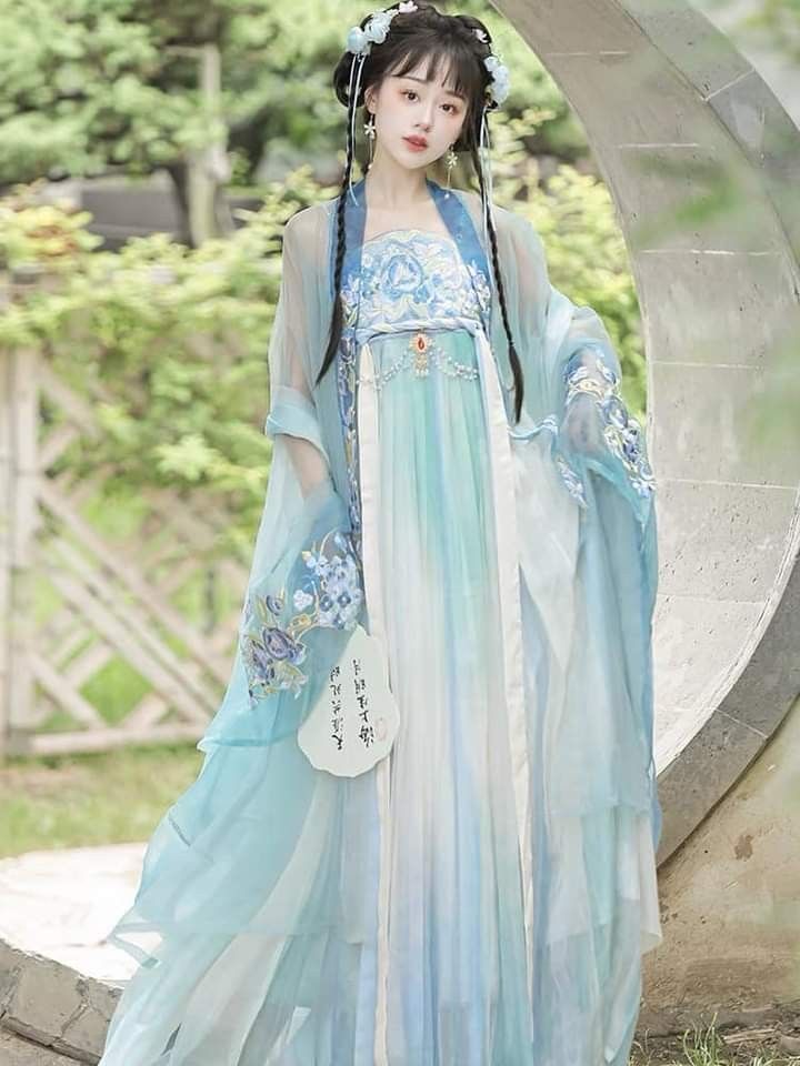Modern Qipao:Reinterpreting the Classic for the 30+Generation Modern Qipao:Reinterpreting the Classic for the 30+Generation