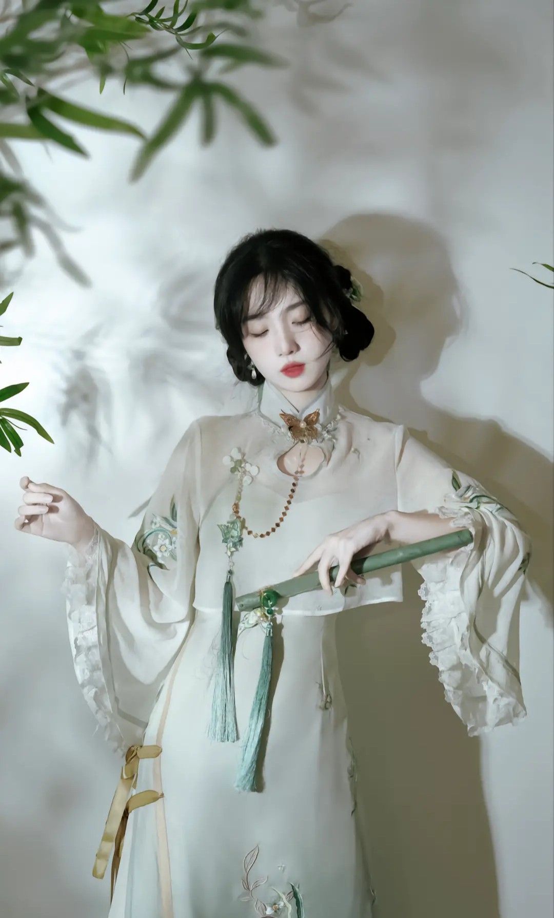 The Elegance of Qipao for the Joyful Mother-in-Law at the Wedding The Elegance of Qipao for the Joyful Mother-in-Law at the Wedding