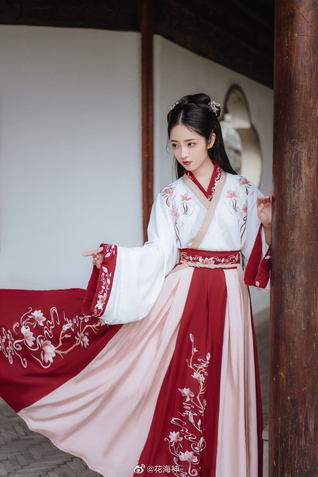 Redesigning the Cheongsam to Embrace the Belly:A Modern Approach to Traditional Elegance Redesigning the Cheongsam to Embrace the Belly:A Modern Approach to Traditional Elegance