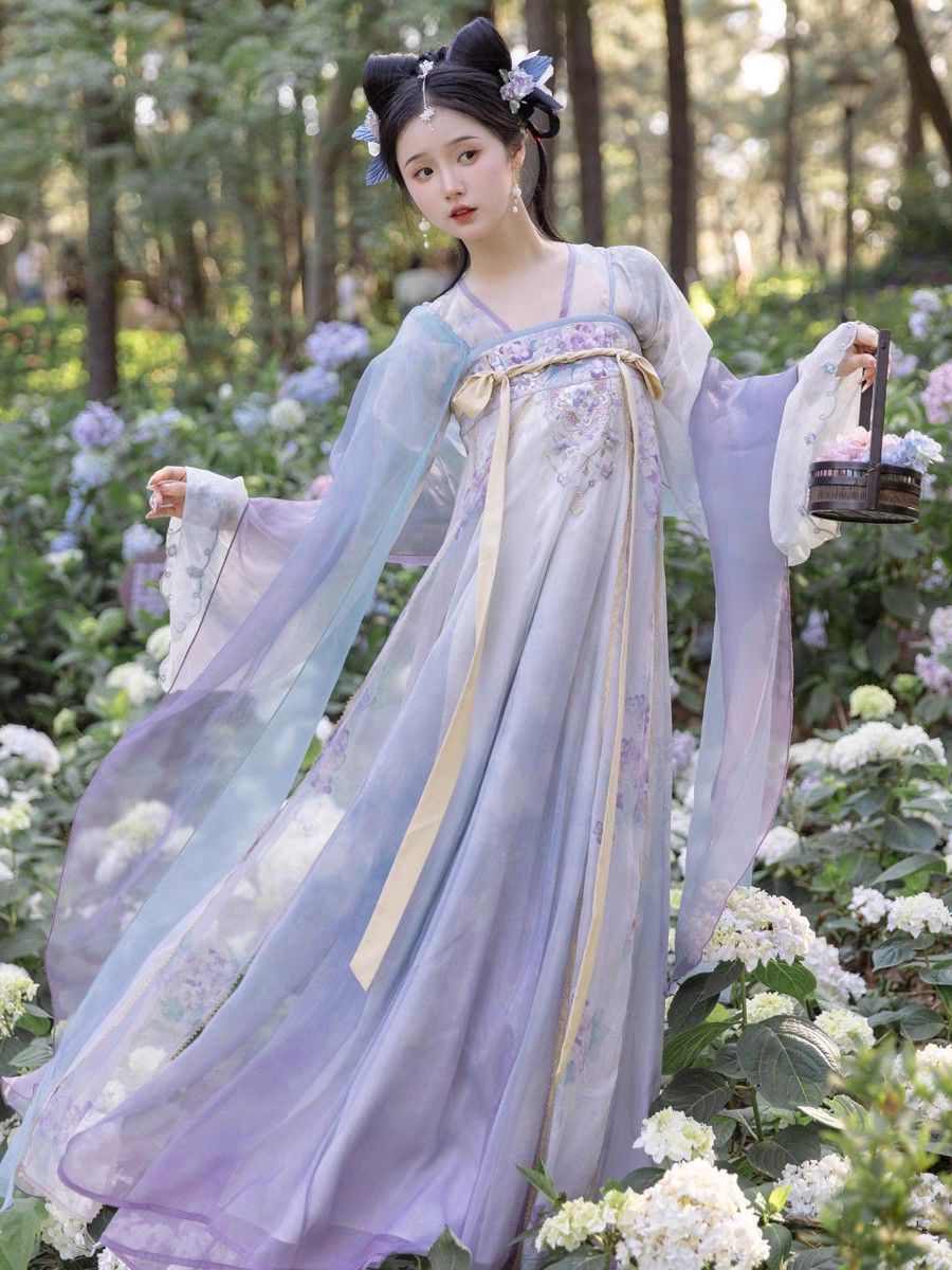 Early Autumn Fashion Trends:Reimagining the Qipao with Modern Innovations Early Autumn Fashion Trends:Reimagining the Qipao with Modern Innovations