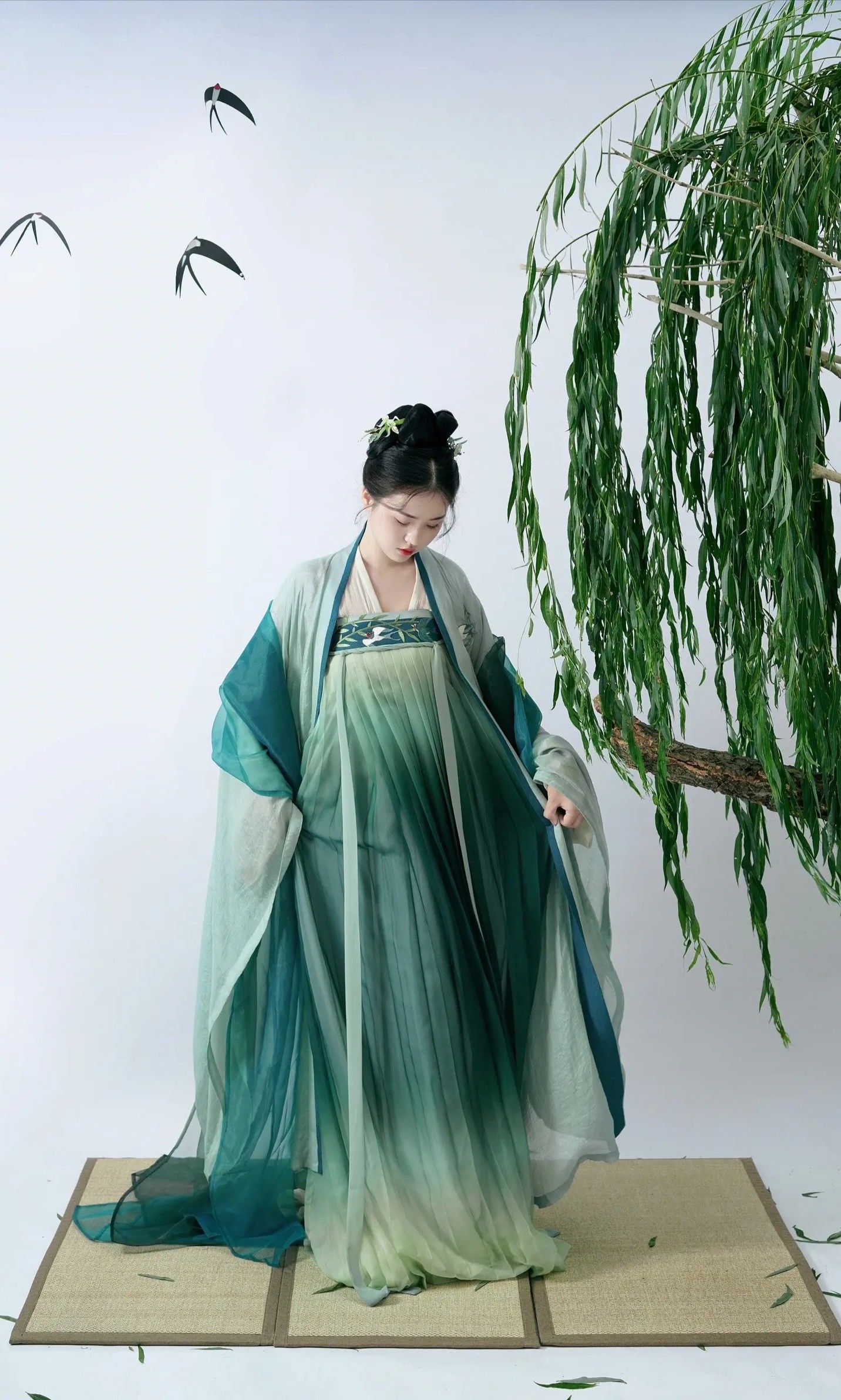 Teen Girl Embraces Modernized Version of Ramie Cheongsam Teen Girl Embraces Modernized Version of Ramie Cheongsam