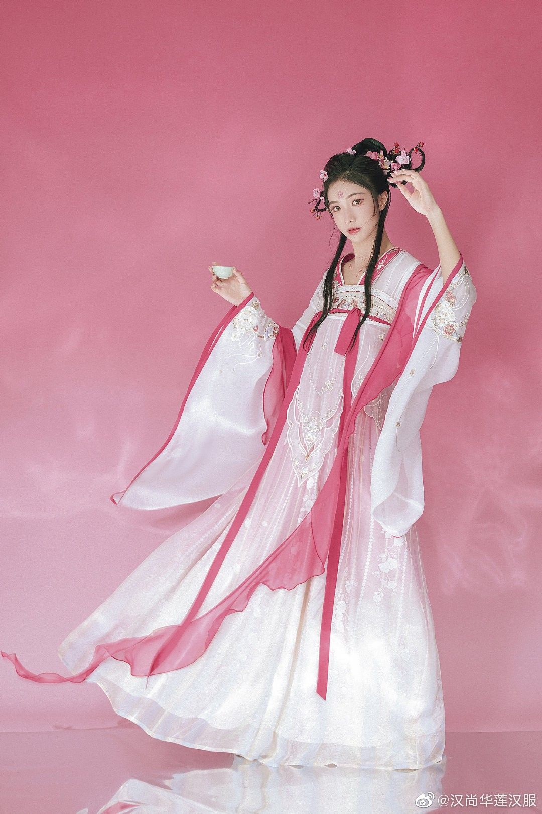 The Dominance of the Emperor:The Splendor of Hanfu Fashion The Dominance of the Emperor:The Splendor of Hanfu Fashion