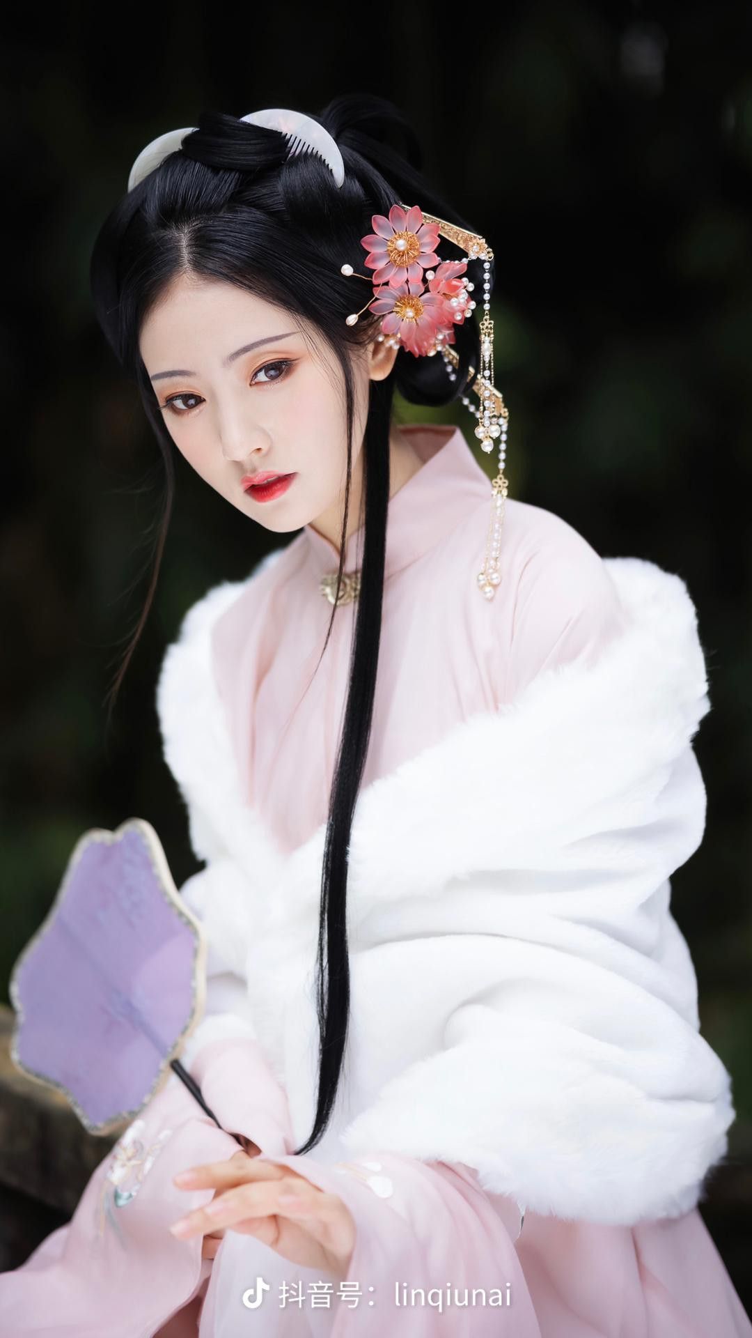 The Life of a Maid in Hanfu:A Glimpse into the Life of a Chinese Servant in Ancient Times The Life of a Maid in Hanfu:A Glimpse into the Life of a Chinese Servant in Ancient Times
