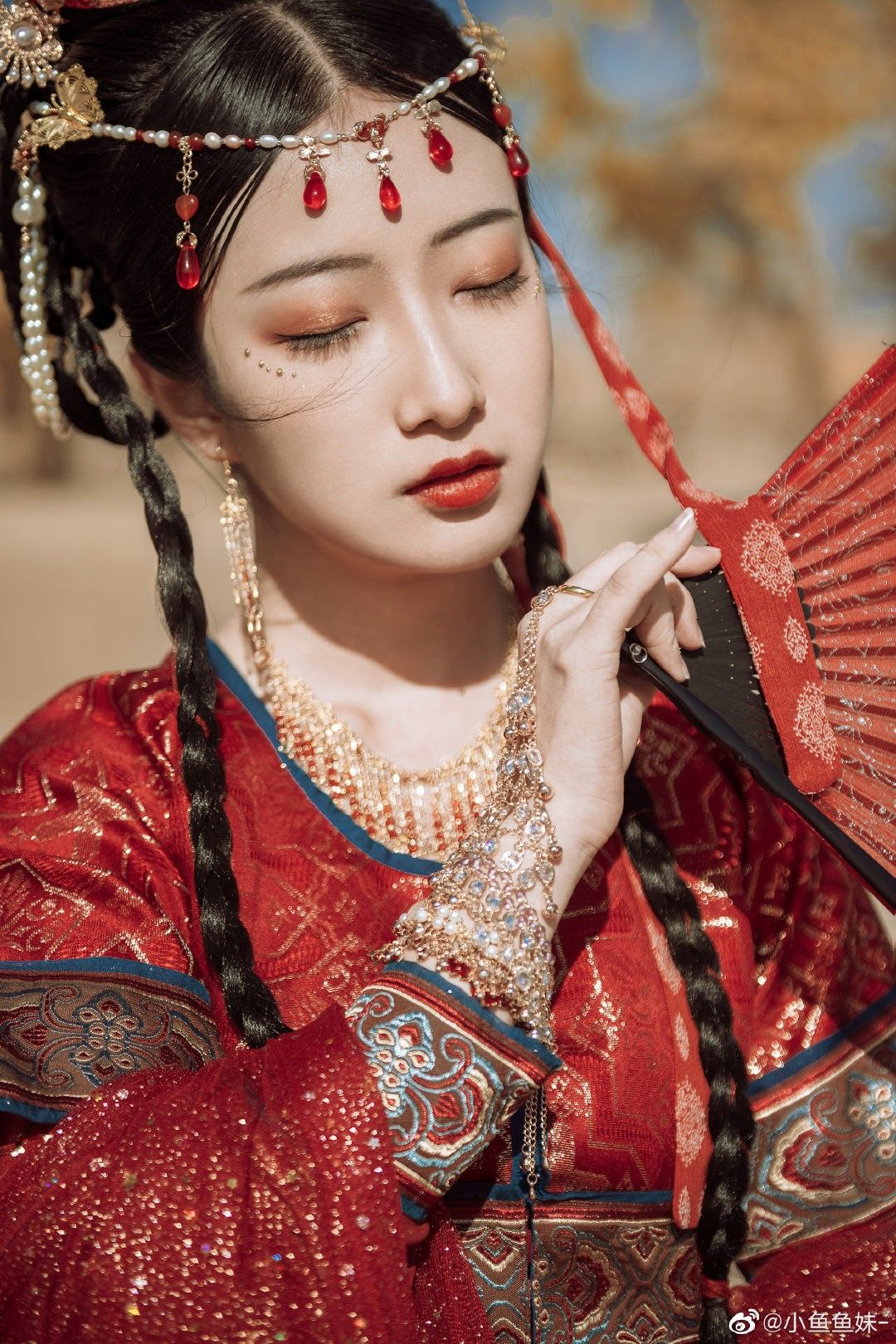 The Splendor of Red and Green in Traditional Hanfu Fashion The Splendor of Red and Green in Traditional Hanfu Fashion