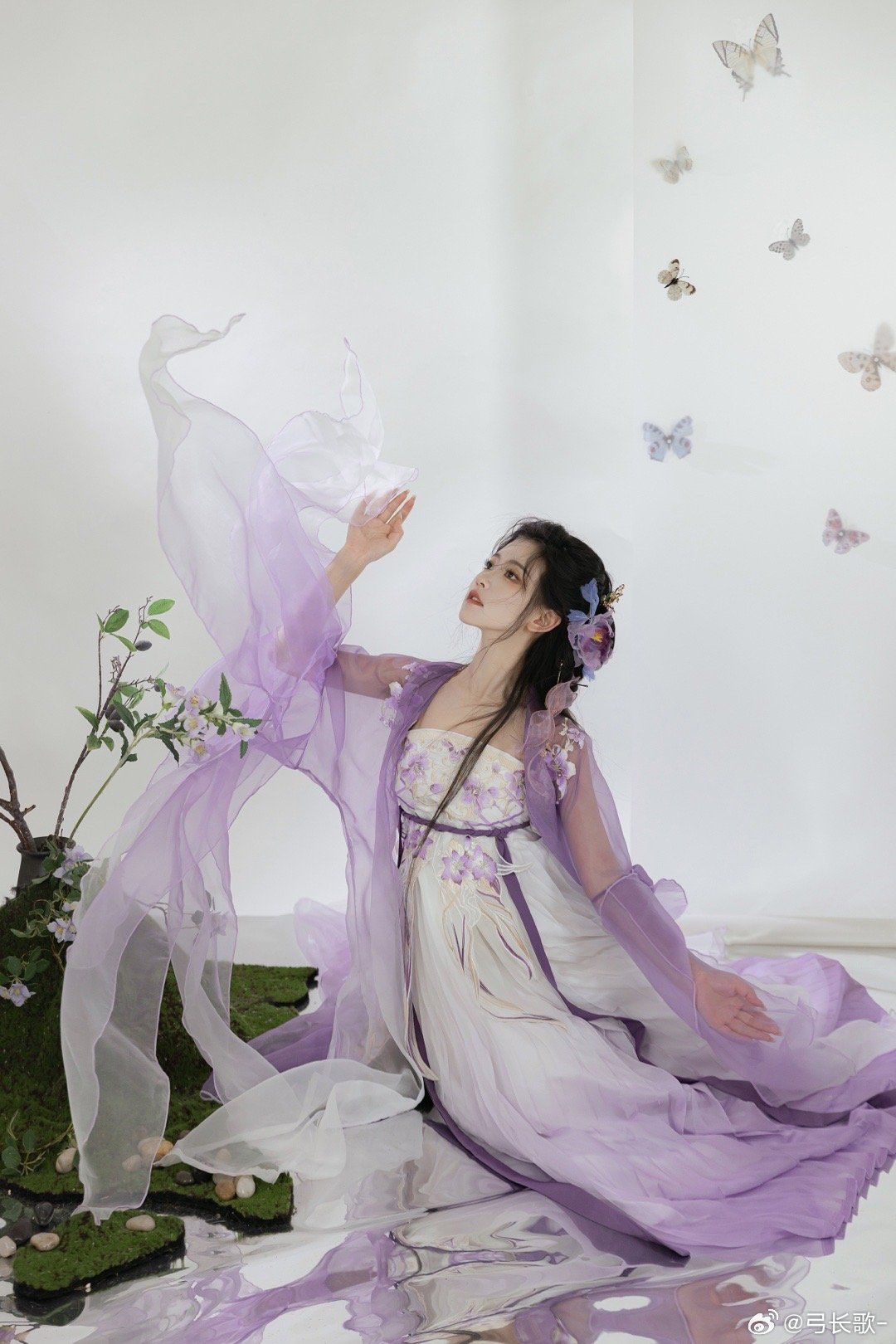 Encounter with a Divine Deer:The Enchantment of Traditional Chinese Clothing in a Fairyland Context Encounter with a Divine Deer:The Enchantment of Traditional Chinese Clothing in a Fairyland Context
