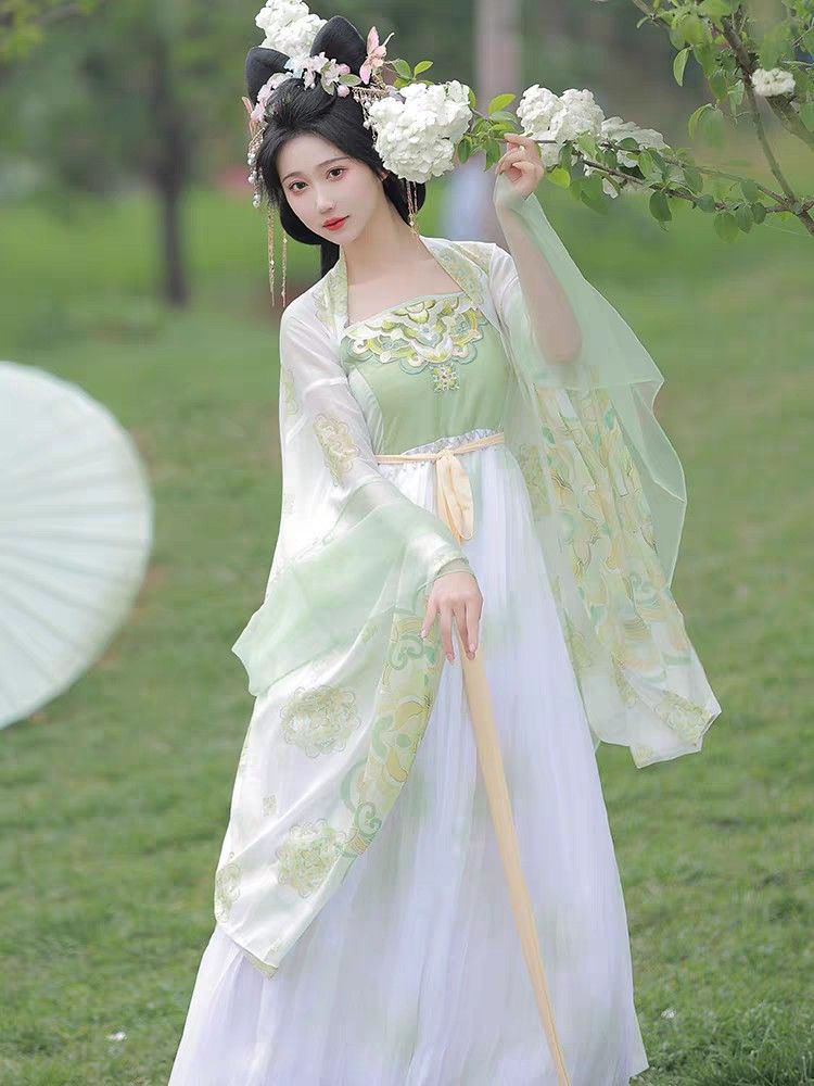 The Enchantment of Red and Gold Cheongsam:A Cultural Icon of Chinese Elegance The Enchantment of Red and Gold Cheongsam:A Cultural Icon of Chinese Elegance