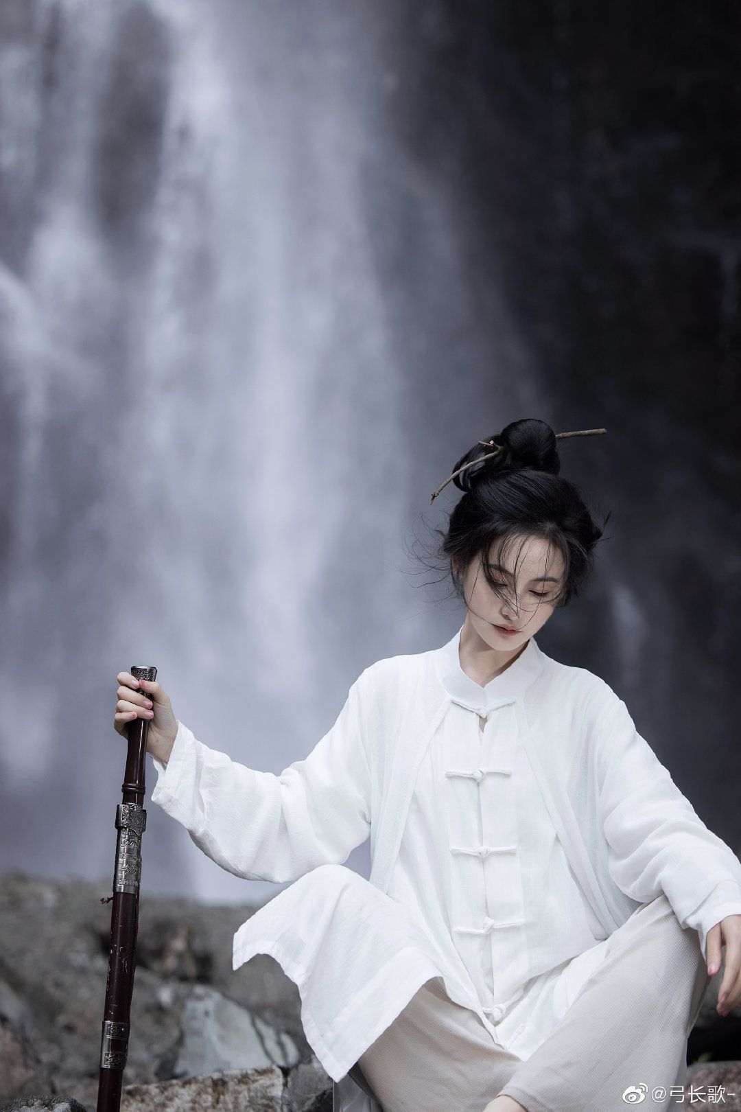 The Grace of Mid-Length Silk Cheongsam:A Noble Elegance The Grace of Mid-Length Silk Cheongsam:A Noble Elegance