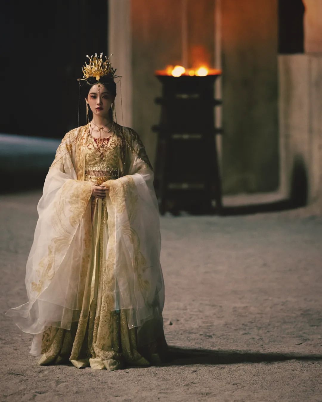 Apricot-Colored Cheongsam with Shawl:A Blend of Tradition and Elegance Apricot-Colored Cheongsam with Shawl:A Blend of Tradition and Elegance
