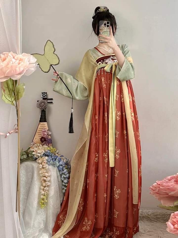 Wang Jiayes Tangzhuang Fashion:Exploring the Charm of Traditional Chinese Attire Wang Jiayes Tangzhuang Fashion:Exploring the Charm of Traditional Chinese Attire