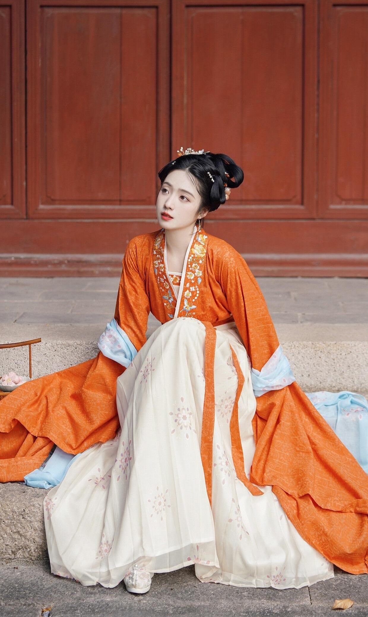 The Enigma of a Long-sleeved Cheongsam Baby Girl The Enigma of a Long-sleeved Cheongsam Baby Girl