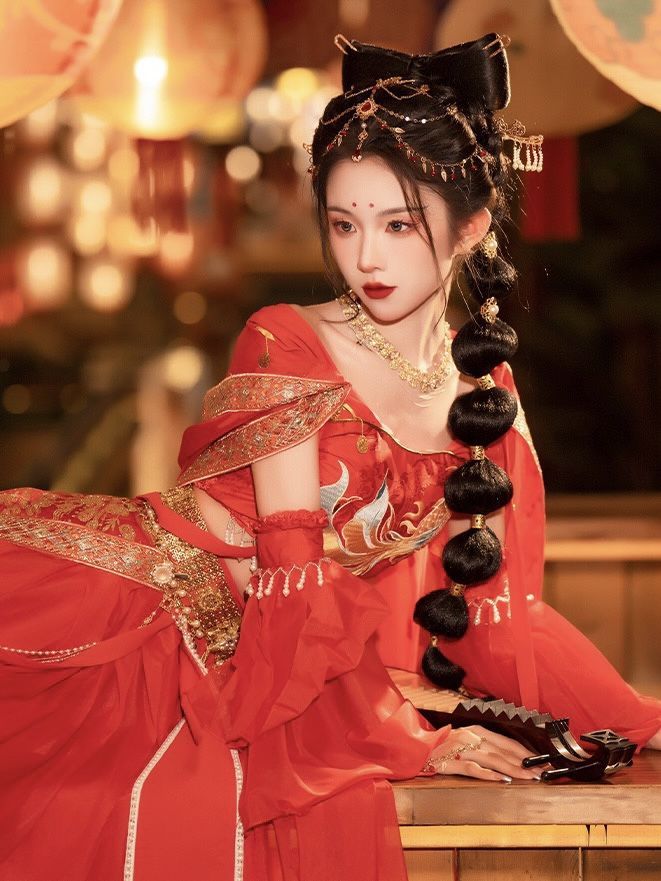 Chinese-Style Winter Cheongsam for Young Girls Embracing the Traditional Elegance Chinese-Style Winter Cheongsam for Young Girls Embracing the Traditional Elegance