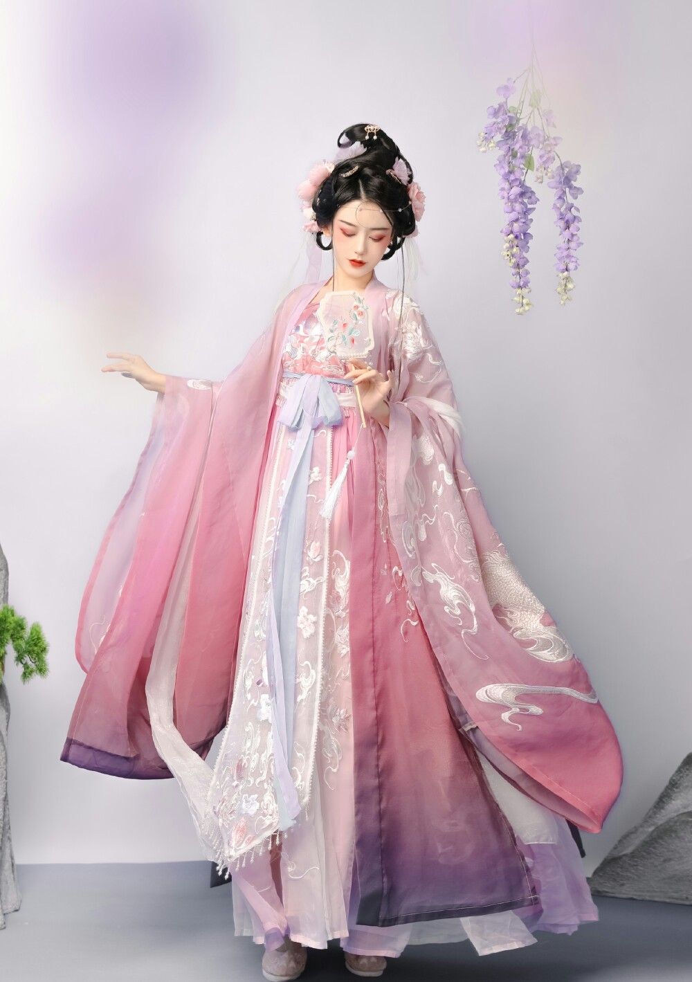 The Dominating Charm of Traditional Hanfu Fashion in a Primary School Students Slim Figure The Dominating Charm of Traditional Hanfu Fashion in a Primary School Students Slim Figure