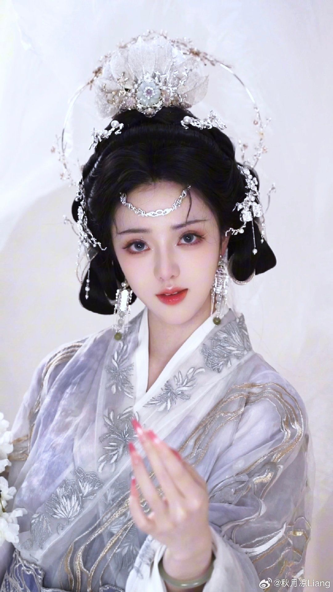 Youth Embracing the Cheongsam:Cultural Fusion in Traditional Chinese Dress Youth Embracing the Cheongsam:Cultural Fusion in Traditional Chinese Dress