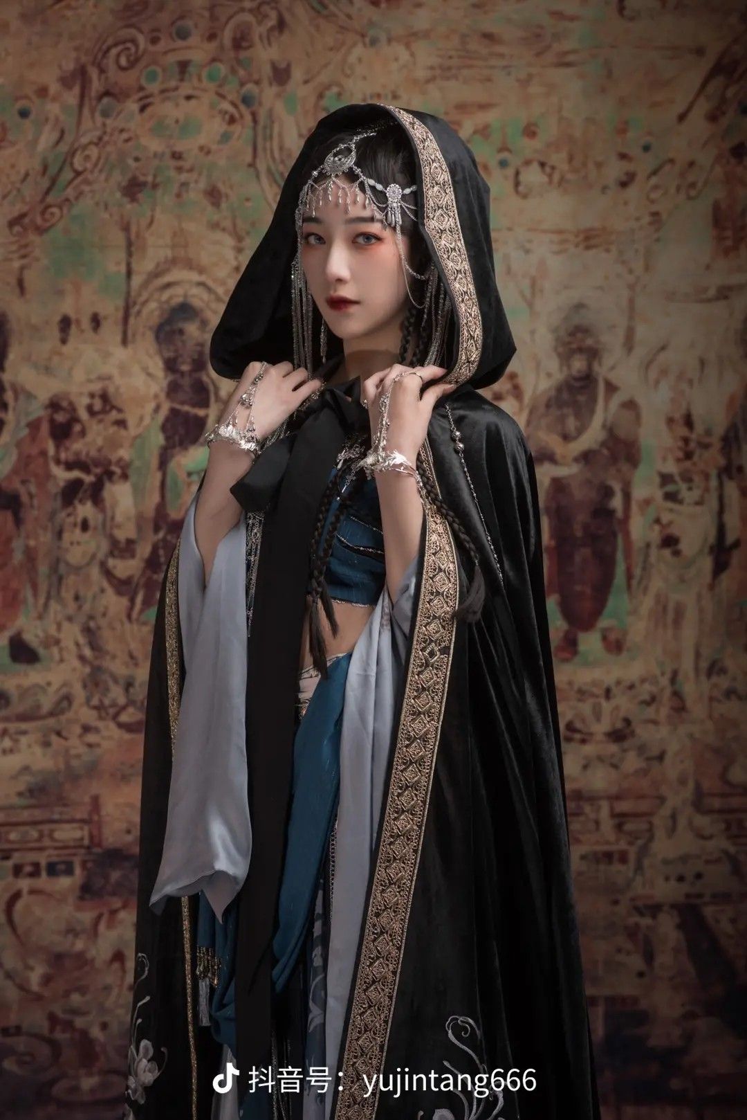 The Qipao Empress:The Rise of the Fashion-Forward Female Qipao Designer The Qipao Empress:The Rise of the Fashion-Forward Female Qipao Designer