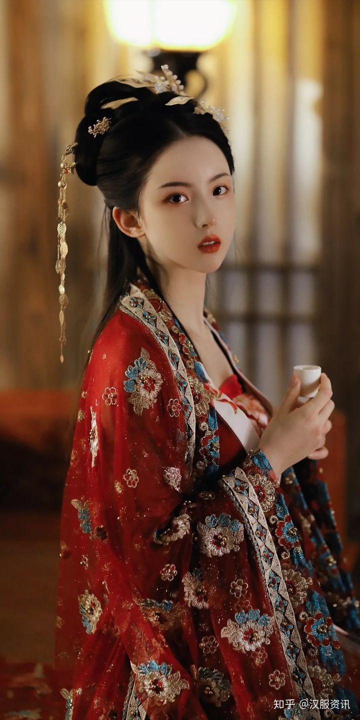 The Graceful Girls Horseback Riding Style:The Horseface Skirt with Cloud-like Shoulder Detail The Graceful Girls Horseback Riding Style:The Horseface Skirt with Cloud-like Shoulder Detail