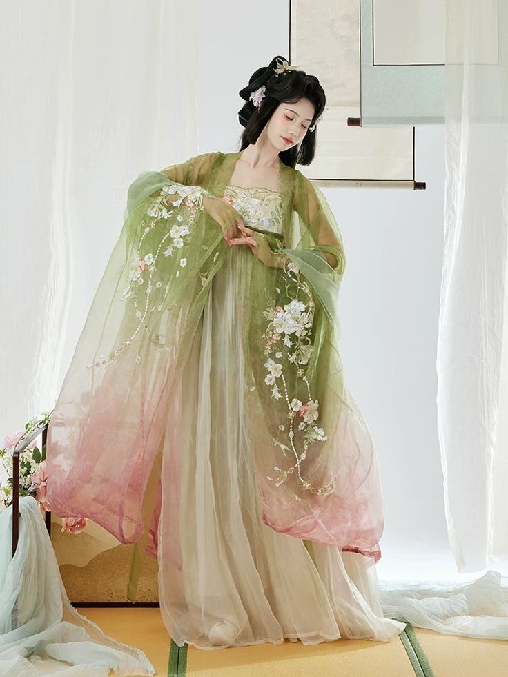 Green Hanfu Elegance:A Summer Tale of a Green-Clad Woman Green Hanfu Elegance:A Summer Tale of a Green-Clad Woman