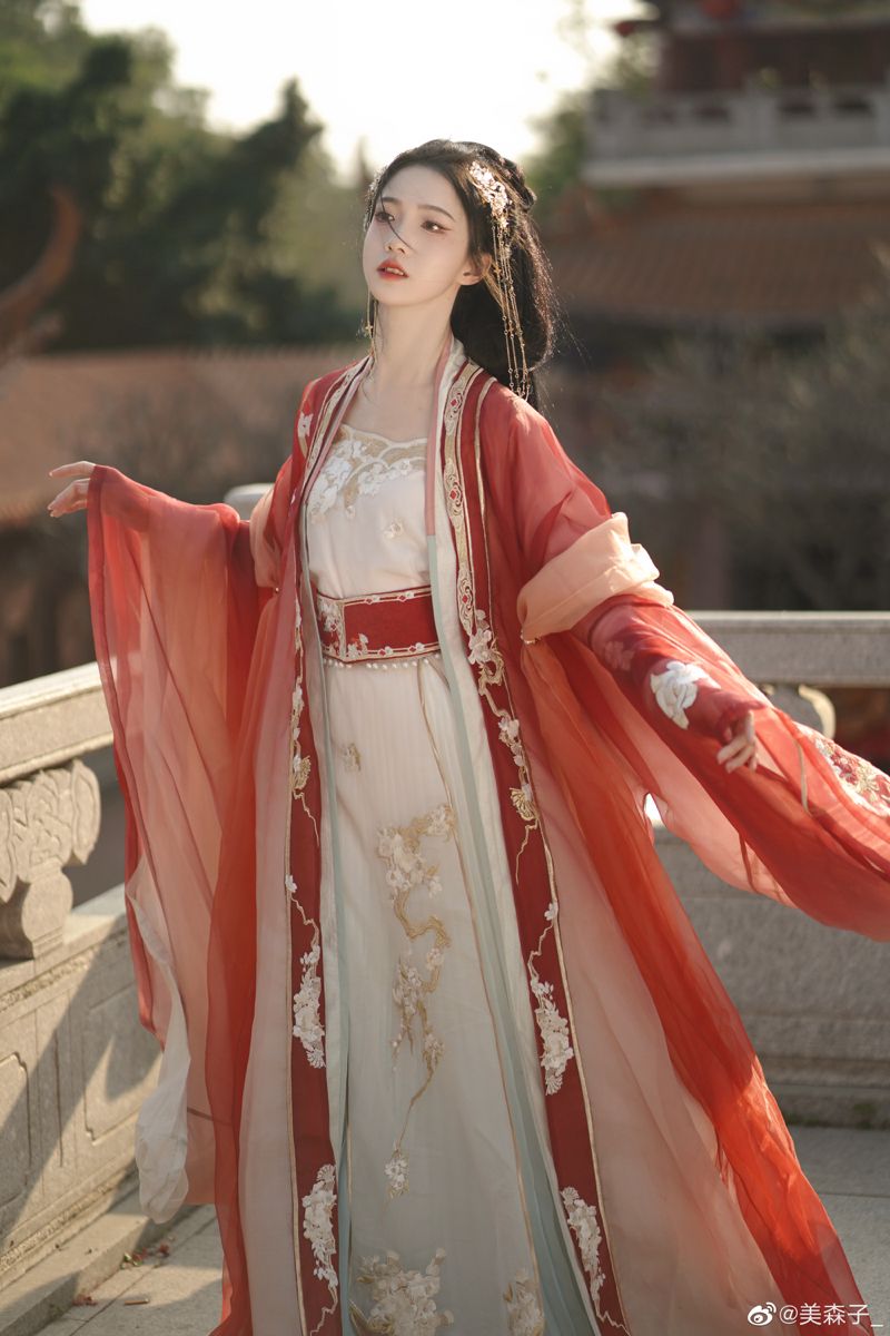 Embracing the Power of Mini:The Evolution of Qipao for the Petite Figure Embracing the Power of Mini:The Evolution of Qipao for the Petite Figure