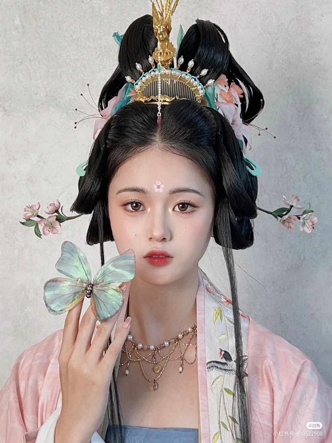 The Enchantment of the Mermaid Tears in Traditional Hanfu Fashion The Enchantment of the Mermaid Tears in Traditional Hanfu Fashion