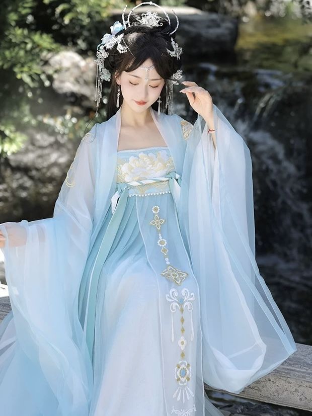 The Elegance of Cheongsam-Inspired Collarless Long Gowns The Elegance of Cheongsam-Inspired Collarless Long Gowns
