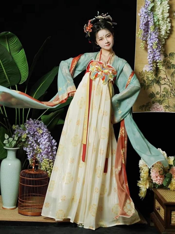 Ethnic Splendor:The Art of Cheongsam Embroidery in a Blooming Lotus-Flower Dress Ethnic Splendor:The Art of Cheongsam Embroidery in a Blooming Lotus-Flower Dress