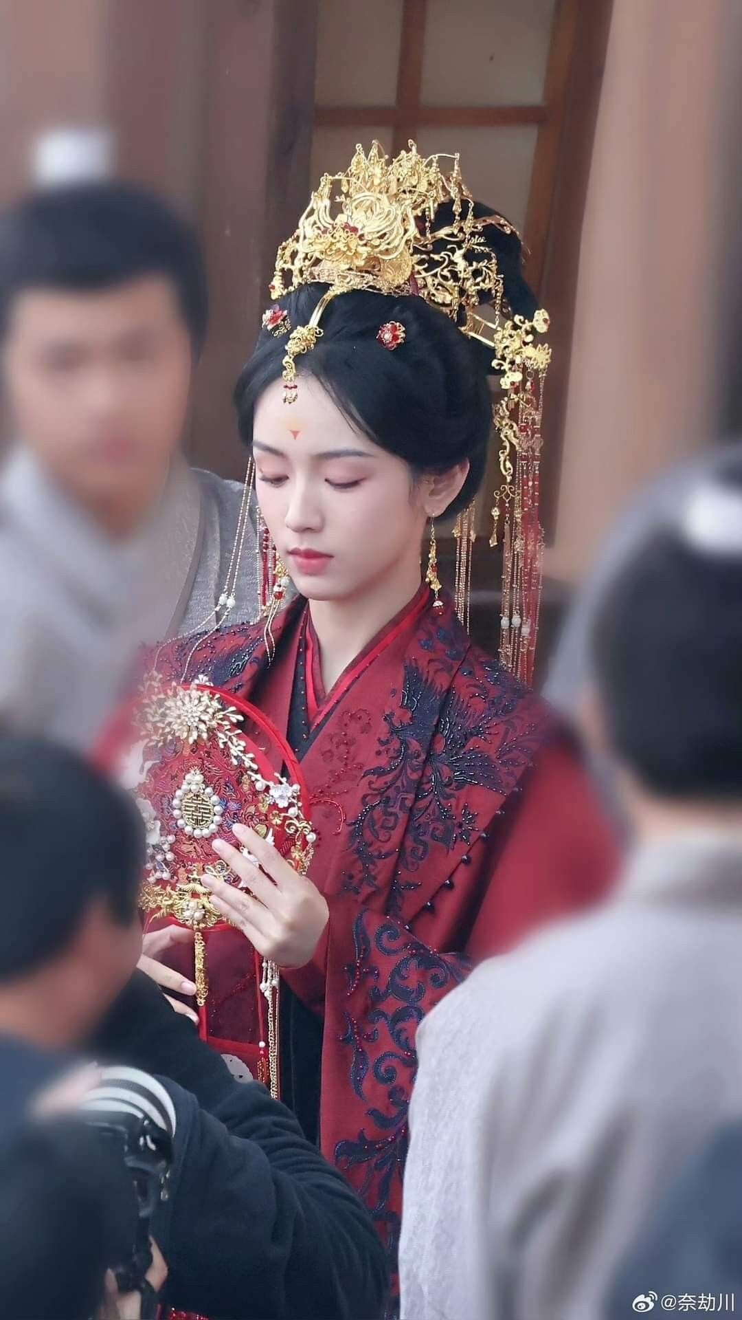 Embracing Modernity in a Cheongsam:The Evolution of Neo-Chinese Style Embracing Modernity in a Cheongsam:The Evolution of Neo-Chinese Style