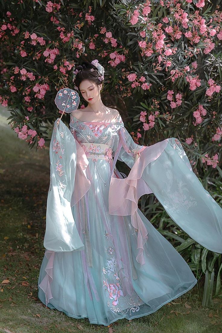 The Rise of Modern Tangzhuang Fashion among Young Women in China The Rise of Modern Tangzhuang Fashion among Young Women in China