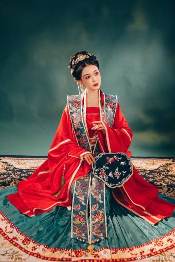 Embracing Elegance:A Plus-Size Cheongsam Dress for Women Embracing Elegance:A Plus-Size Cheongsam Dress for Women